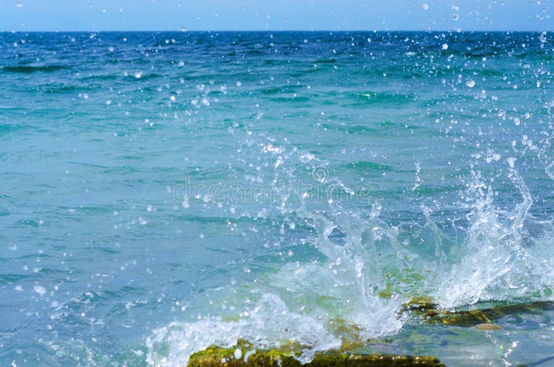 沿海透明海 海洋碰撞的波浪库存照片 图片包括有