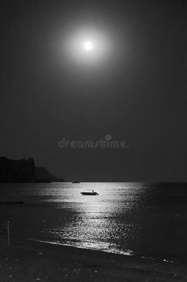 海上月夜库存图片 图片包括有横向 小船 投反对票 路径 风景 无云 和平 平静 含沙 海上月夜库存图片 图片包括有横向 小船 投反对票 路径 风景 无云 和平 平静 含沙