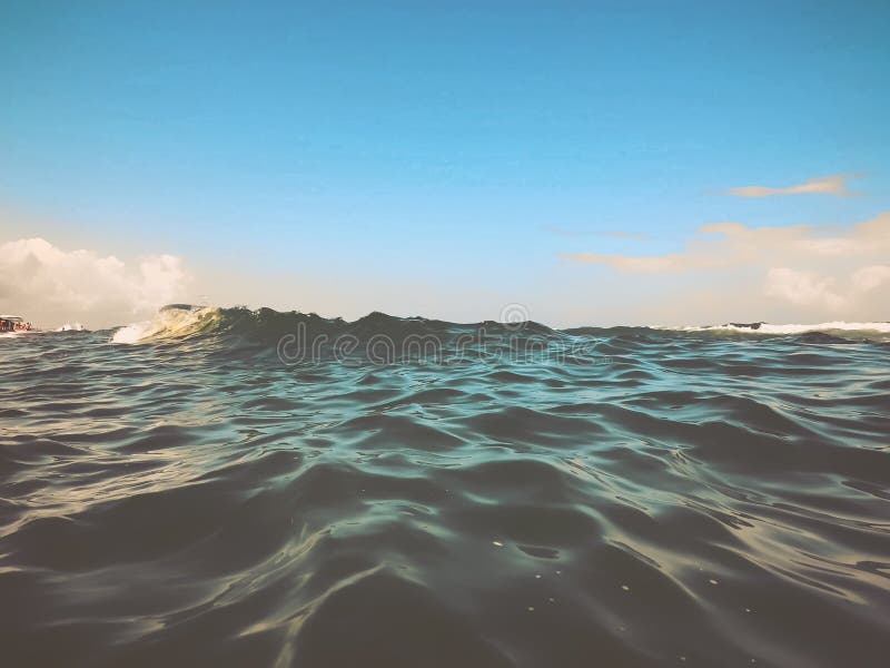 海浪特写沙滩上美丽的海浪前景夏日晴天 蓝天 水背景库存图片 图片包括有 海浪特写沙滩上美丽的海浪前景夏日晴天 蓝天 水背景库存图片 图片包括有
