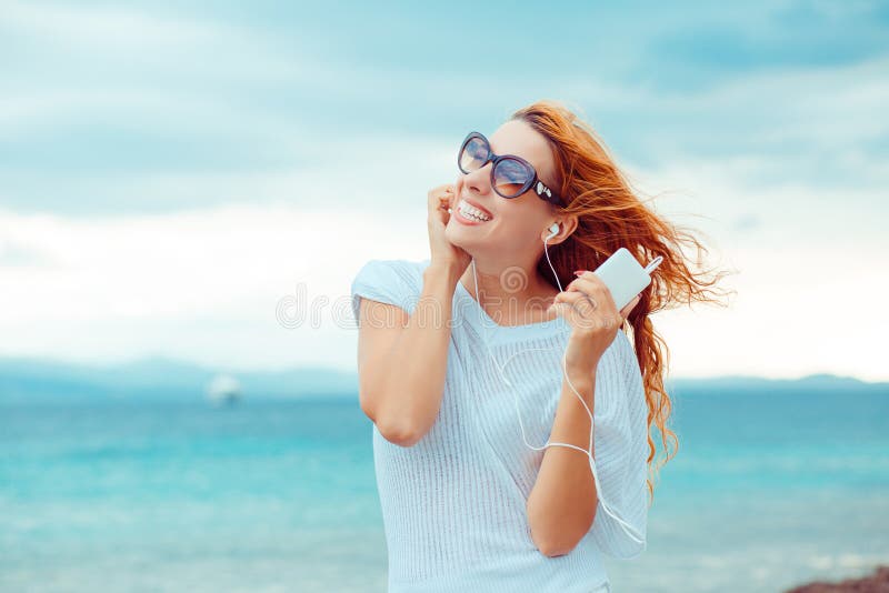 海蓝天背景的沙滩上 一个带耳机听音乐的微笑小女孩的画像库存照片 图片包括有拉丁语 音乐 海蓝天背景的沙滩上 一个带耳机听音乐的微笑小女孩的画像库存照片 图片包括有拉丁语 音乐