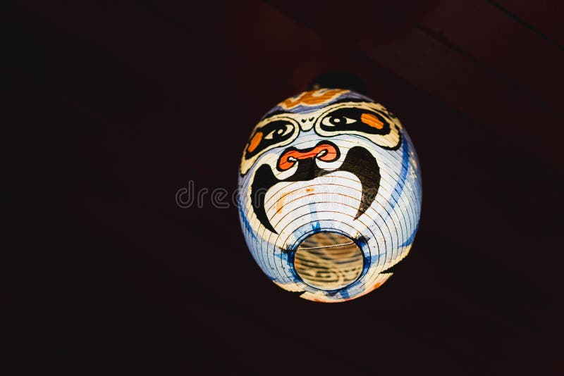深背景中的日本歌舞伎能剧面具灯库存图片 图片包括有深背景中的日本歌舞伎能剧面具灯