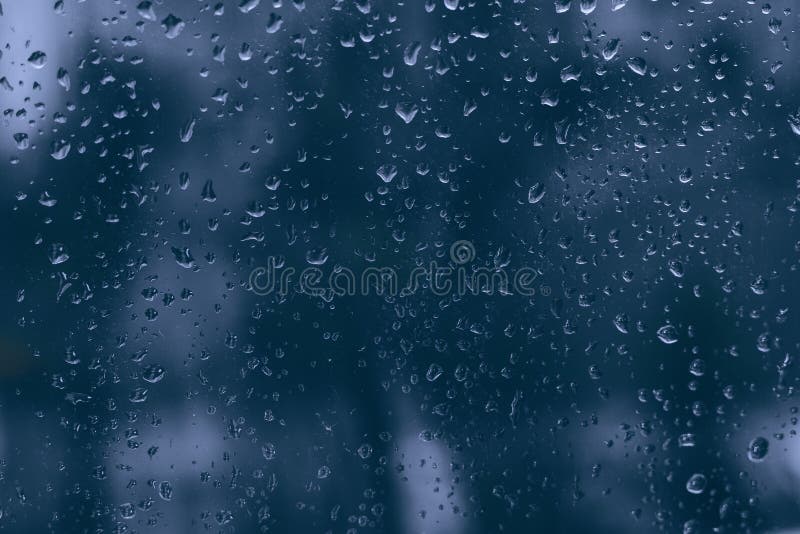 背景中有雨滴绿树的玻璃窗 雨天雨淋淋的湿背景窗上的水滴 天然库存照片 图片包括有小滴 森林
