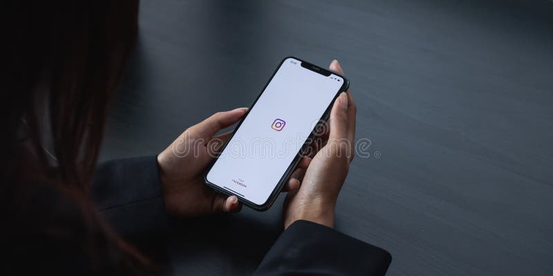 苹果iphone 8屏幕上的instagram应用图库摄影片 图片包括有 苹果iphone 8屏幕上的instagram应用图库摄影片 图片包括有