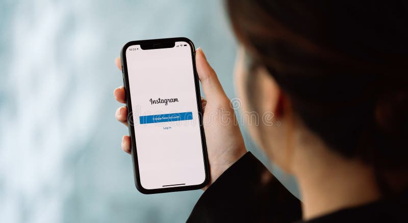在黑背景的iphone 7显示的音乐app 图库摄影片 图片包括有