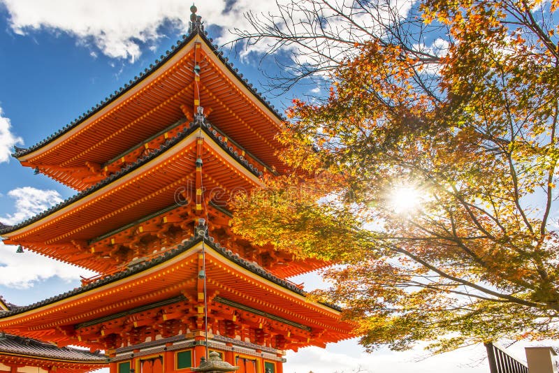 清水寺塔在京都 日本库存照片 图片包括有历史 颜色 晒裂 地标 京都 寺庙 日本 叶子