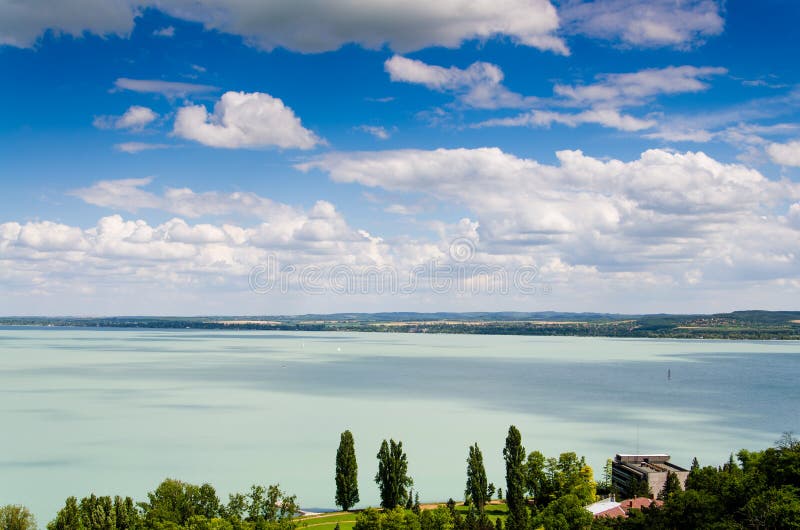 湖背景库存图片 图片包括有巴拉顿 云彩 游人 夏天 蓝色 腹部 天空 背包 生活