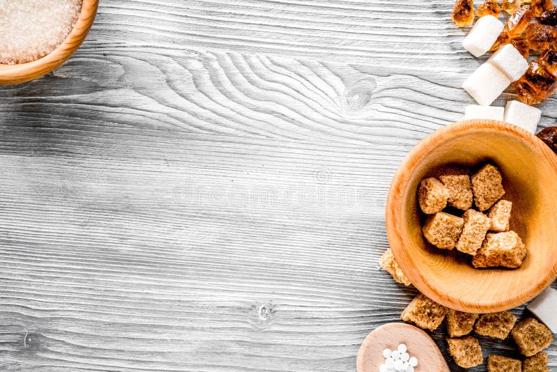 灰色餐桌背景顶视图模型上糖果的糖块和砂糖库存图片 图片包括有香料 空白 服务台 营养 水晶