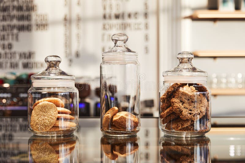 燕麦饼干装在三个玻璃罐里，放在一张玻璃桌上库存照片. 图片包括有早晨, 蛋糕, 可口, 燕麦粥, 透明- 166355506
