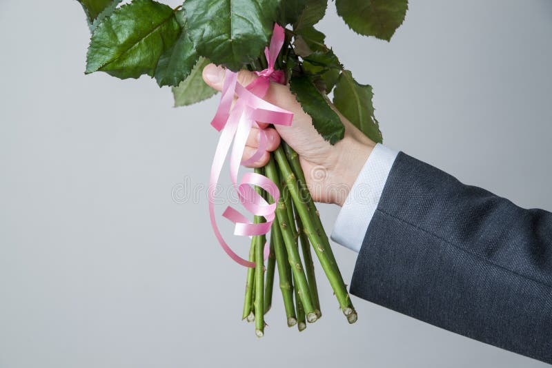 玫瑰花束在的男性手库存照片 图片包括有