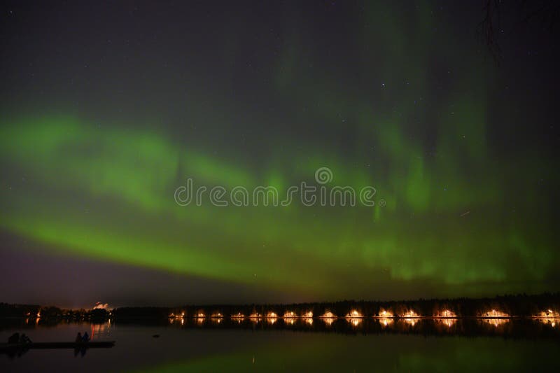 北极极光北极光在星黑的天空和湖水反射下发光库存照片 图片包括有绿色 北部 景观 云彩 欧洲