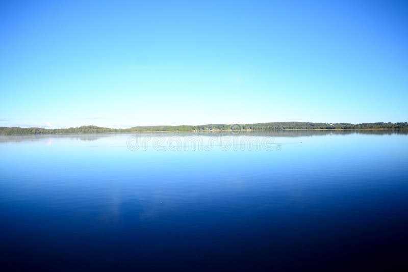 瑞典秋色湖背景库存照片 图片包括有蓝色 池塘 平安 照片 红色 安静 客舱 小山