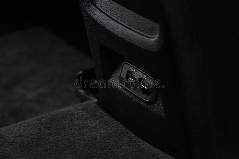 用于连接装置的车内打开的车usb端口 Usb充电器电源输出特写视图 汽车内饰 库存照片 图片包括有输出 小配件