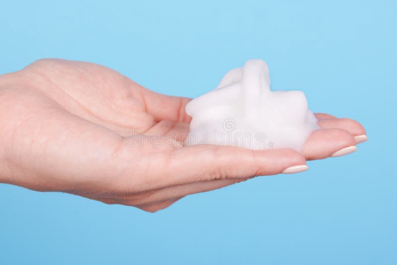 用白泡泡沫手 蓝色背景中库存照片 图片包括有现有量 纹理 背包 查出 蓬松 香波 卫生学
