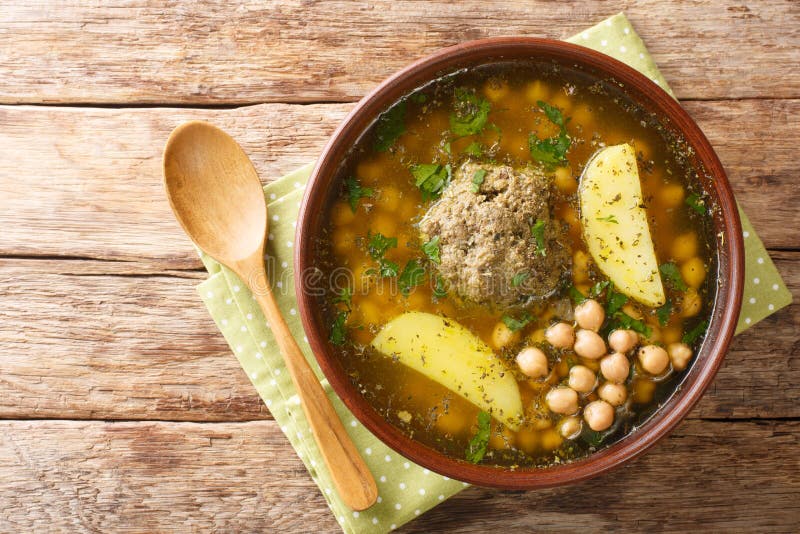 自制的kufta Bozbash是阿塞拜疆传统肉丸汤 鹰嘴豆在盘子里特写 垂直库存图片 图片包括有伊朗语 美食