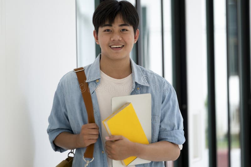 男亚裔大学生库存图片 图片包括有拼贴画 休闲 学院 了解 愉快 年轻 少年 工作 男亚裔大学生库存图片 图片包括有拼贴画 休闲 学院 了解 愉快 年轻 少年 工作