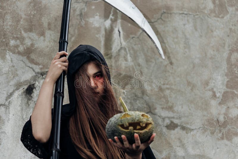 坐在屋墙附近的女鬼恐怖库存照片 图片包括有投反对票 成人 女性 礼服 鬼魂 背包 表达式
