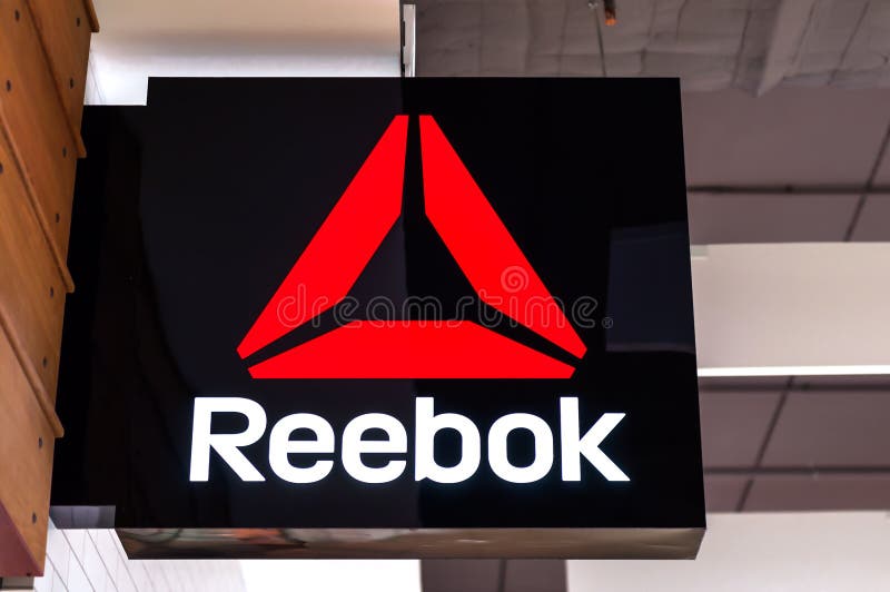 白俄罗斯明斯克 19年11月1日锐步店的锐步标识the Inscription Of The Reebok On The Glass 品牌店编辑类图片 图片包括有白俄罗斯明斯克 Inscription