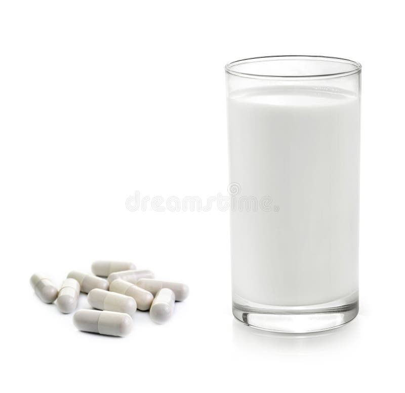 白背景中突显的丸胶囊的牛奶杯库存照片 图片包括有杯子 液体 充分 背包 饮料 牛奶 牛奶店