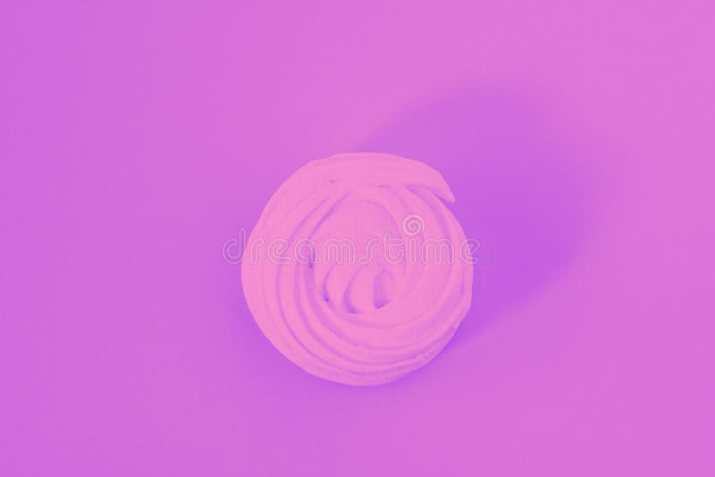 白色和风或marshmellow在紫色背景库存照片 图片包括有白色和风或marshmellow在紫色背景