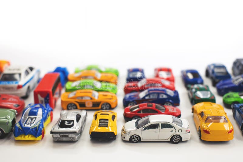 白色背景上排列的不同颜色的玩具车库存图片 图片包括有玩具 设计 古典 降低 汽车 金属