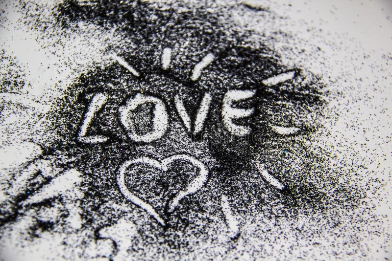 白色背景上的黑色亮光a Word Love And A Heart Painted On The Black Sand 库存照片 图片包括有油漆 黑暗 白色背景上的黑色亮光a Word Love And A Heart Painted On The Black Sand 库存照片 图片包括有油漆 黑暗