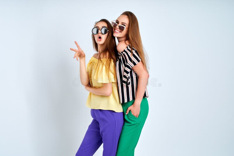 白色背景中拍摄的两位时尚服装时尚美容室的年轻女性库存图片 图片包括有玻璃 乐趣 有吸引力的