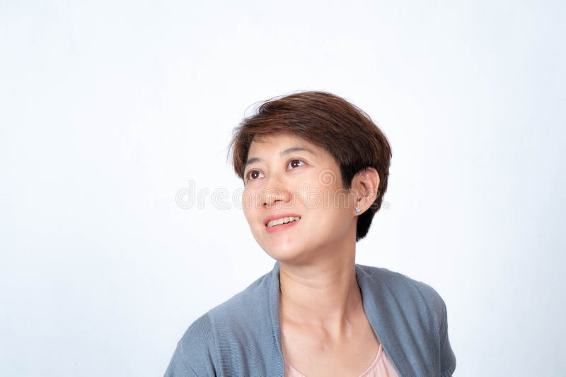 白色背景中短发亚洲女子侧面微笑画像库存照片 图片包括有健康 方式 正式 相当 商业 女性