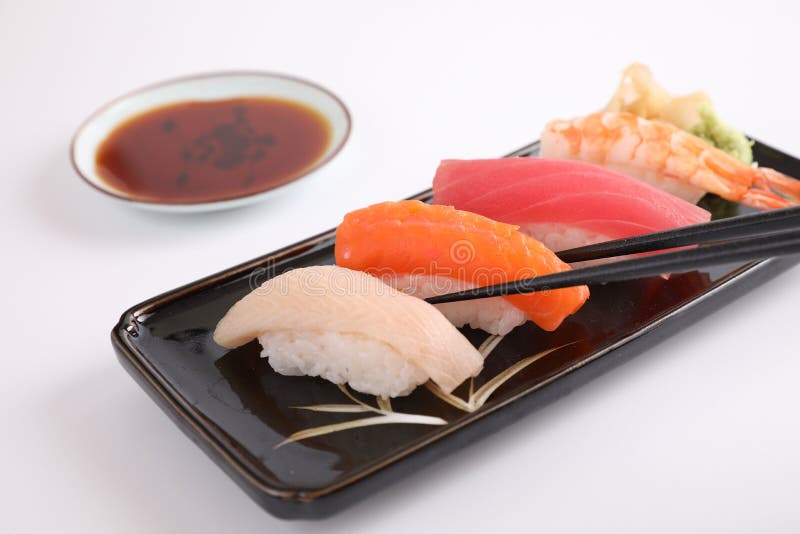 白色背景中突显筷子的日本料理寿司 鲑鱼金枪鱼虾和海鲈库存照片 图片包括有日本 新鲜 聚会所 白色背景中突显筷子的日本料理寿司 鲑鱼金枪鱼虾和海鲈库存照片 图片包括有日本 新鲜 聚会所
