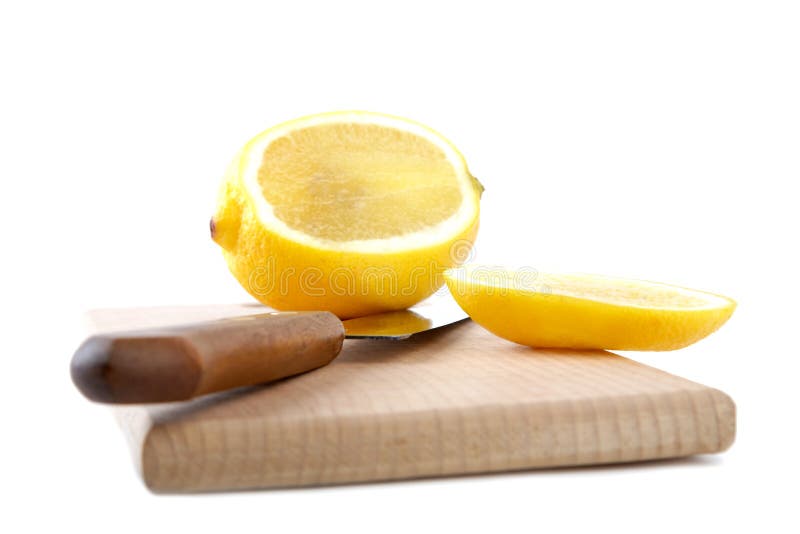 砍被切的刀子柠檬的董事会 免版税库存图片 - 