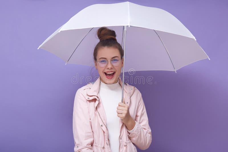 磁性可爱幼女撑着光伞 遮雨 张口的卧式画像库存图片 图片包括有磁性可爱幼女撑着光伞 遮雨 张口的卧式画像