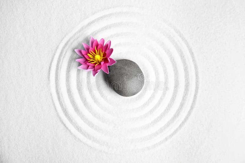 禅园沙上美丽的莲花石 平躺库存图片 图片包括有沙上美丽的莲花石 平躺 禅园 禅园沙上美丽的莲花石 平躺库存图片 图片包括有沙上美丽的莲花石 平躺 禅园