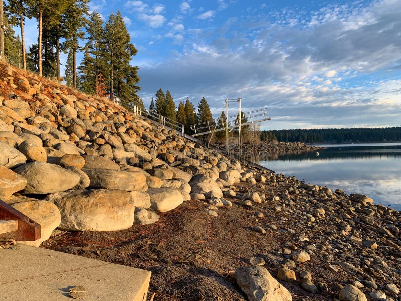 内华达山范围的湖almanor 库存照片 图片包括有横向 重新创建 加利福尼亚 组塑 绿色