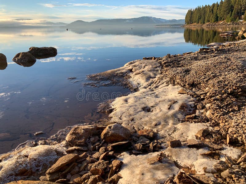 内华达山范围的湖almanor 库存照片 图片包括有横向 重新创建 加利福尼亚 组塑 绿色