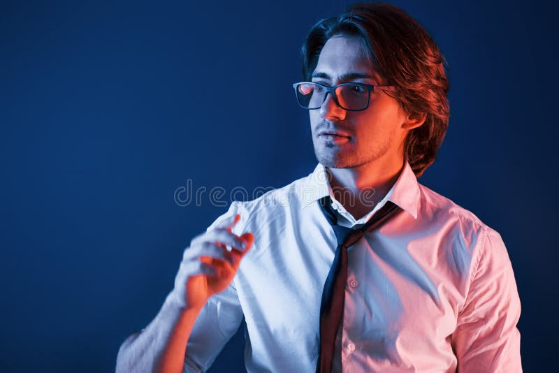 穿着正式服装戴眼镜的美人就在蓝色霓虹灯的工作室里库存照片 图片包括有长期 未来派 爱好健美者