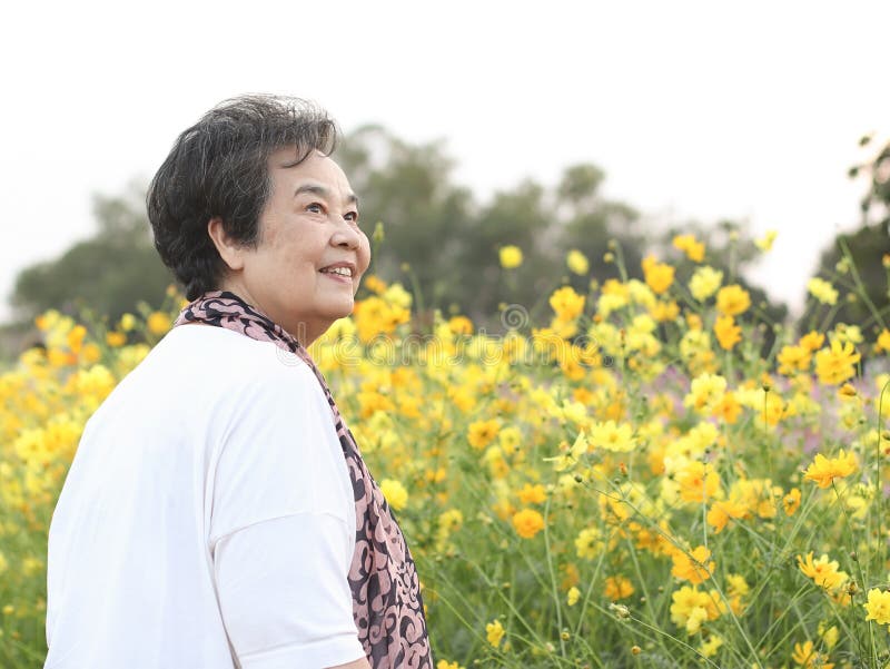 戴太阳镜的亚洲老太太在宇宙花园里抬头微笑库存图片 图片包括有戴太阳镜的亚洲老太太在宇宙花园里抬头微笑 戴太阳镜的亚洲老太太在宇宙花园里抬头微笑库存图片 图片包括有戴太阳镜的亚洲老太太在宇宙花园里抬头微笑