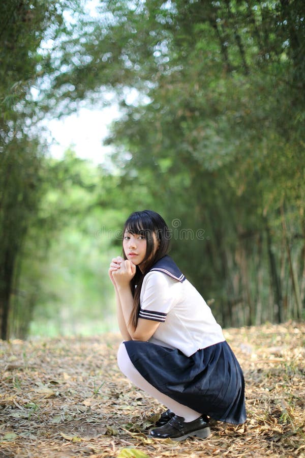 竹林背景中美丽的亚洲日本高中女生制服画像库存照片 图片包括有聚会所 教育 学校 纵向 女孩 竹林背景中美丽的亚洲日本高中女生制服画像库存照片 图片包括有聚会所 教育 学校 纵向 女孩
