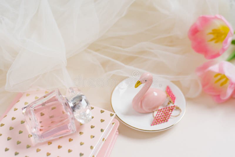 粉色郁金香花火烈鸟小雕像笔记本电脑配件和化妆品的女性家庭办公室台工作区 米色库存图片 图片包括有母亲 日志 粉色郁金香花火烈鸟小雕像笔记本电脑配件和化妆品的女性家庭办公室台工作区 米色库存图片 图片包括有母亲 日志