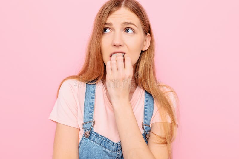紧张不安的害怕的年轻女性望而却步 害怕不安不安的焦虑不安地害怕咬指甲 粉红色背景库存照片 图片包括有哀伤 人们 紧张不安的害怕的年轻女性望而却步 害怕不安不安的焦虑不安地害怕咬指甲 粉红色背景库存照片 图片包括有哀伤 人们