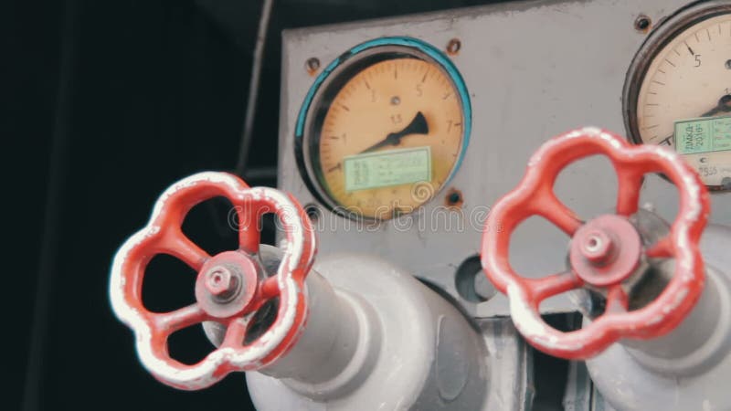 红色工业自来水和压力指示器在消防车股票视频 视频包括有工厂 管道工 工程 费用 维护 传递途径 7111 红色工业自来水和压力指示器在消防车股票视频 视频包括有工厂 管道工 工程 费用 维护 传递途径 7111
