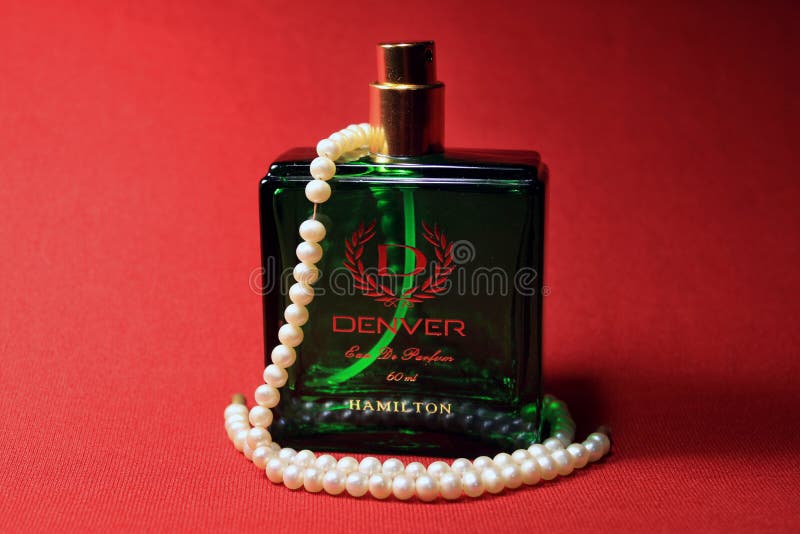 红色背景中突显的绿色香水瓶红丝背景中的男性香水编辑类照片 图片包括有吸引人 吸引力 设计