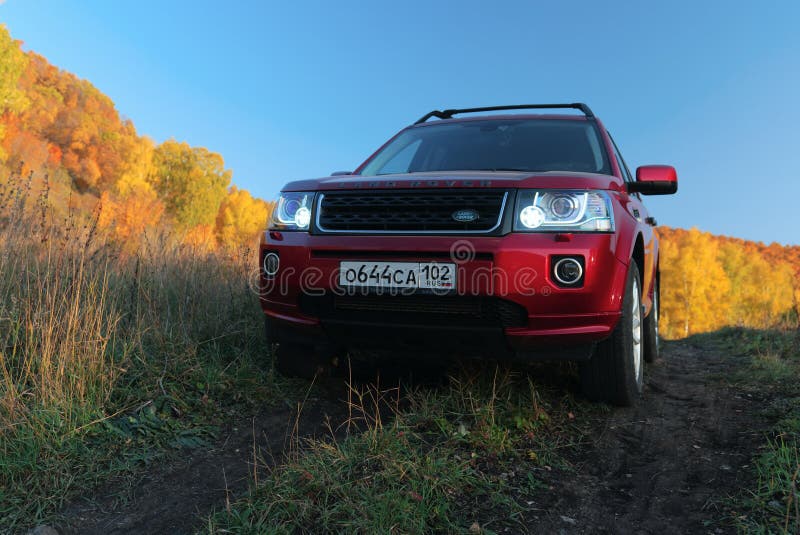 红色suv陆虎freelander 2 2 编辑类图片 图片包括有自然 货物 旅途 自动 棚车