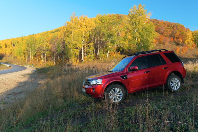 红色suv陆虎freelander 2 2 编辑类图片 图片包括有自然 货物 旅途 自动 棚车