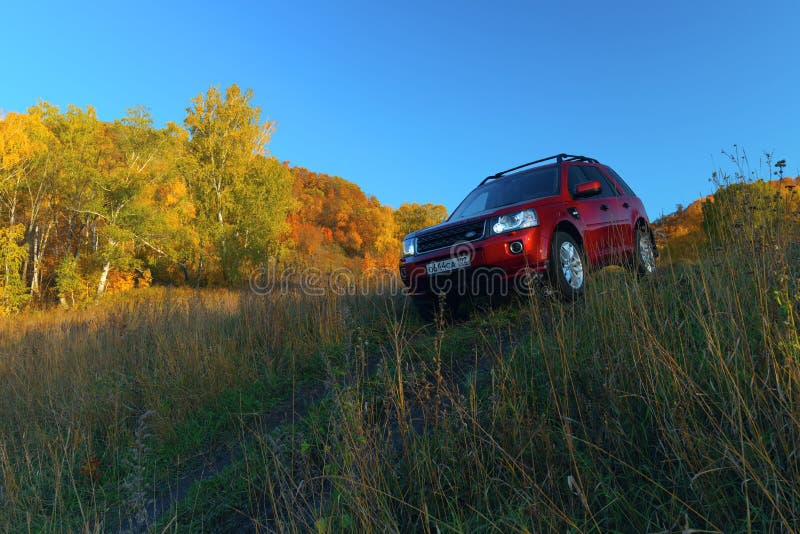 红色suv陆虎freelander 2 2 编辑类图片 图片包括有自然 货物 旅途 自动 棚车
