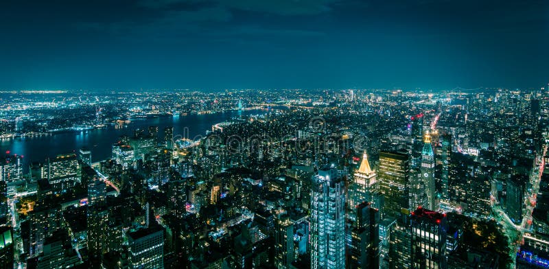 纽约曼哈顿夜景库存图片 图片包括有布琼布拉 照亮 大都会 通风 街市 大使 东部 帝国