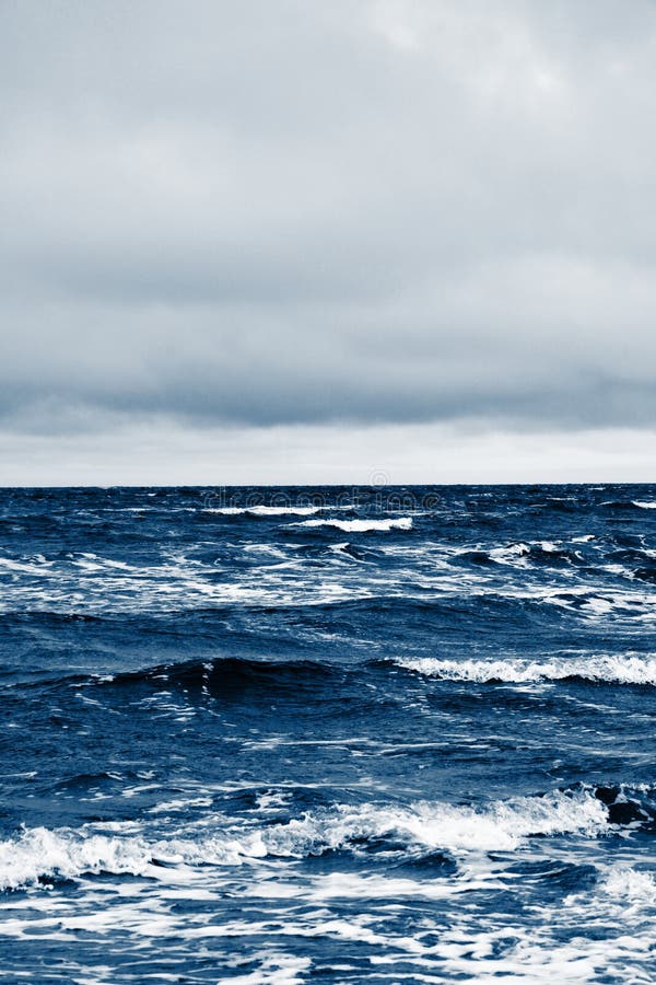 经典的蓝海滩北海暴风雨天气 强浪 阴暗的天空 海泡古典蓝色海适合您库存图片 图片包括有没人 海岸