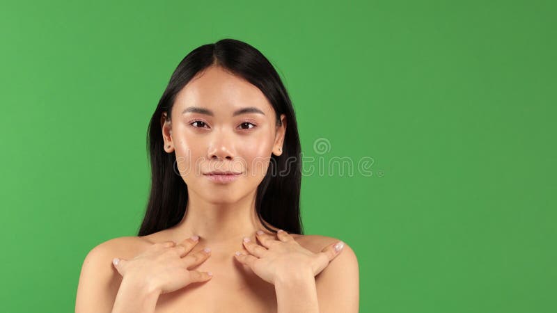 绿色上隔开的裸美少女手举肩库存照片 图片包括有面部 干净 高雅 构成 特写镜头 愉快 绿色上隔开的裸美少女手举肩库存照片 图片包括有面部 干净 高雅 构成 特写镜头 愉快