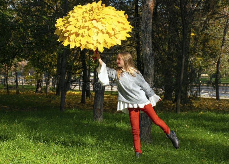 美丽的小女孩带着一把秋黄叶雨伞在公园里散步秋季时间 9月 10月 11月库存照片 图片包括有秋季时间 9月 10月 11月 美丽的小女孩带着一把秋黄叶雨伞在公园里散步