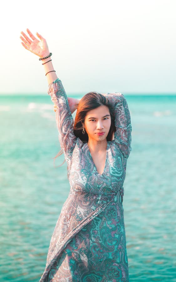 美丽的年轻女性正在蓝色的夏日海滩放松 享受蓝橙色的夏日度假旅游和时尚概念库存图片 图片包括有户外 纵向 美丽的年轻女性正在蓝色的夏日海滩放松 享受蓝橙色的夏日度假旅游和时尚概念库存图片 图片包括有户外 纵向