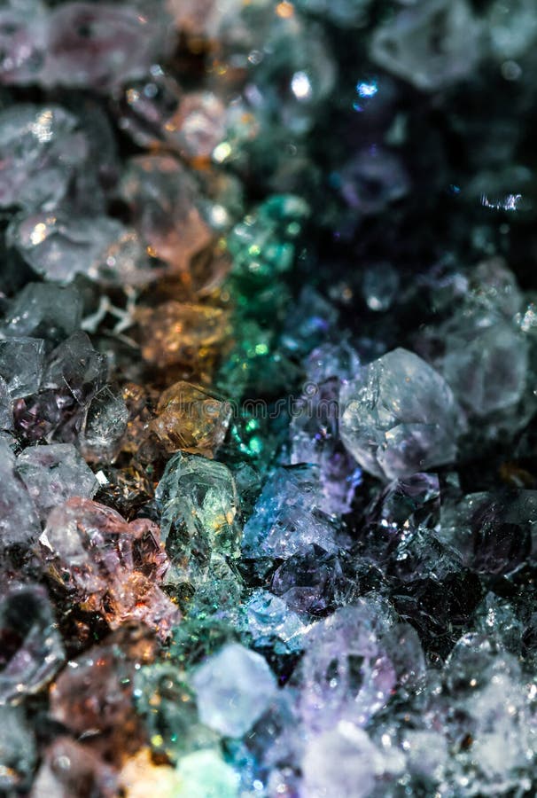 美丽的水晶魔法紫宝石 库存图片 图片包括有胎石 蓝色 宏指令 矿物学 特写镜头 丁香