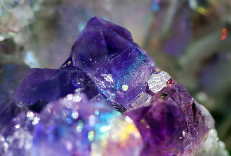 美丽的水晶魔法紫宝石 库存图片 图片包括有色泽 珍贵 凝思 地质 详细资料 胎石 靠山